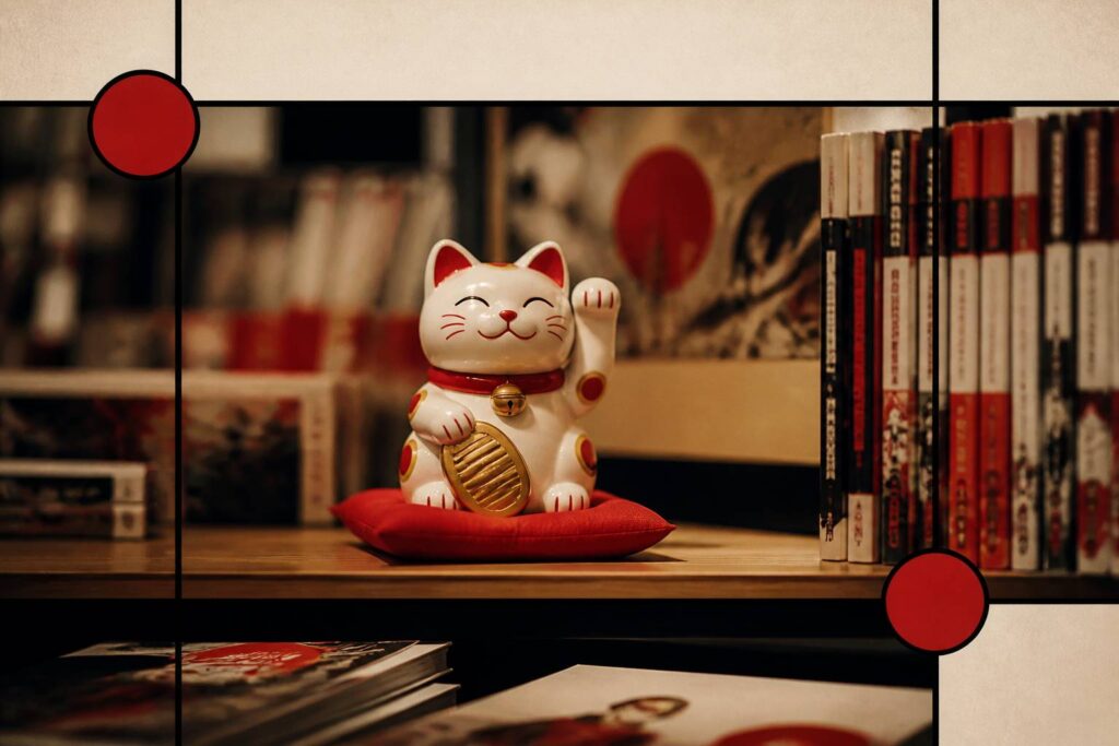 Statuette de chat porte-bonheur japonais à la patte levée dans une boutique de bandes dessinées